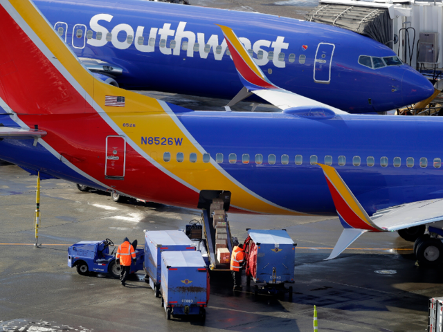 american-airlines-flight-attendants-say-they-make-about-30-an-hour