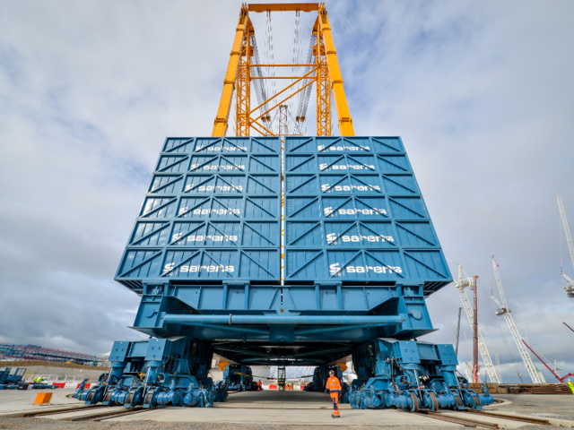 how much weight can the biggest crane lift