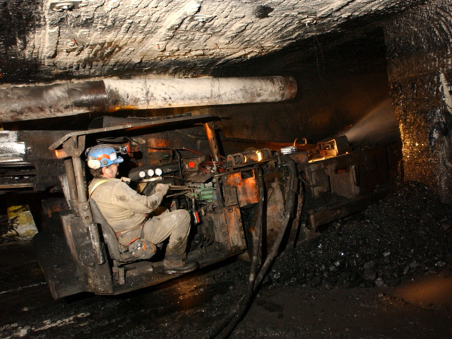 stunning-photos-show-what-it-s-really-like-to-work-deep-underground-in-an-american-coal-mine