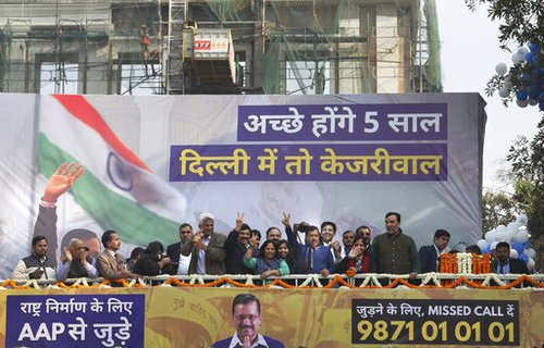 "ACHE Honge 5 Saal, Delhi me to Kejriwal" - slogan written on hoarding