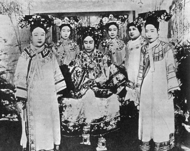 Opium, foot-binding, and braids: Photos reveal what China looked like ...