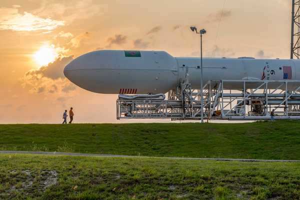 Spacex Stacks Its Internet Satellites Inside The Falcon 9 For Upcoming Launch Spacex Satellites New Technology