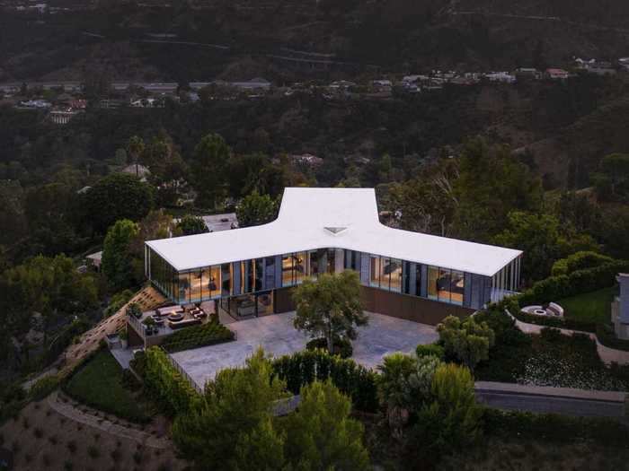 A Propeller Shaped Mansion In La S Exclusive Bel Air Neighborhood Looks Like It S Levitating Off Of A Hill Look Inside The Award Winning Home Businessinsider India