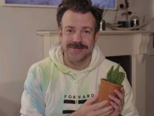 jason sudeikis sweatshirt golden globes