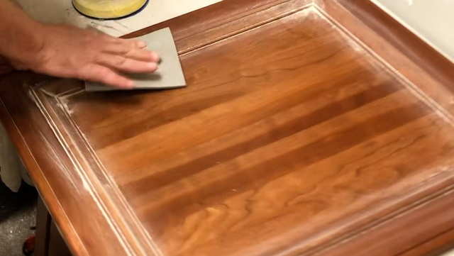 How a professional transforms kitchen cabinets