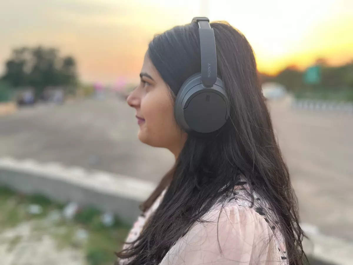 Sony WH-CH720N headphones review: Featherweight comfort and impressive  sound | Business Insider India